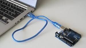 الطريقة 1: تشغيل لوح الاردوينو بكابل USB